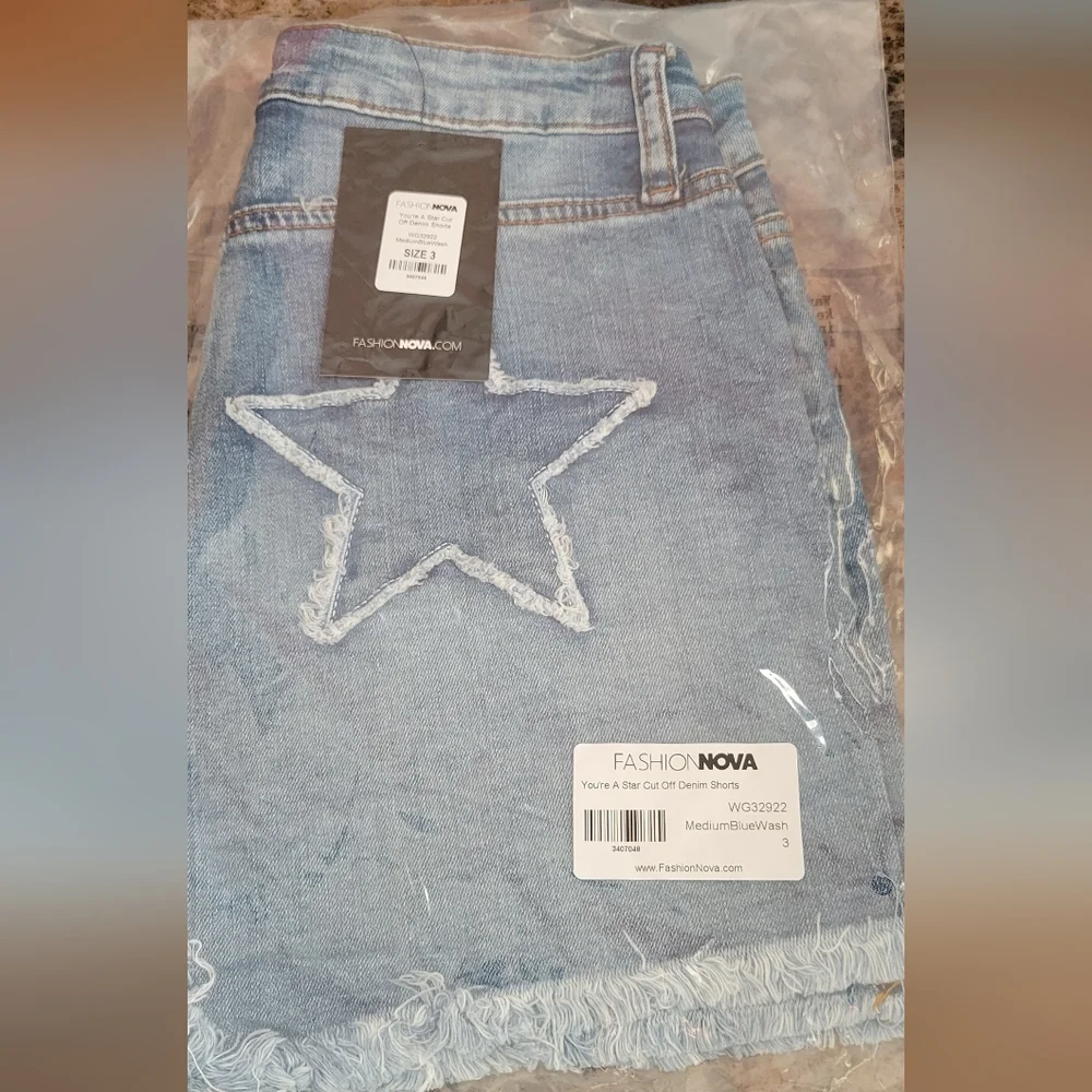 Fashion Nova- You're a Star Cut Off Denim Shorts *NWT* - Picture 10 of 10